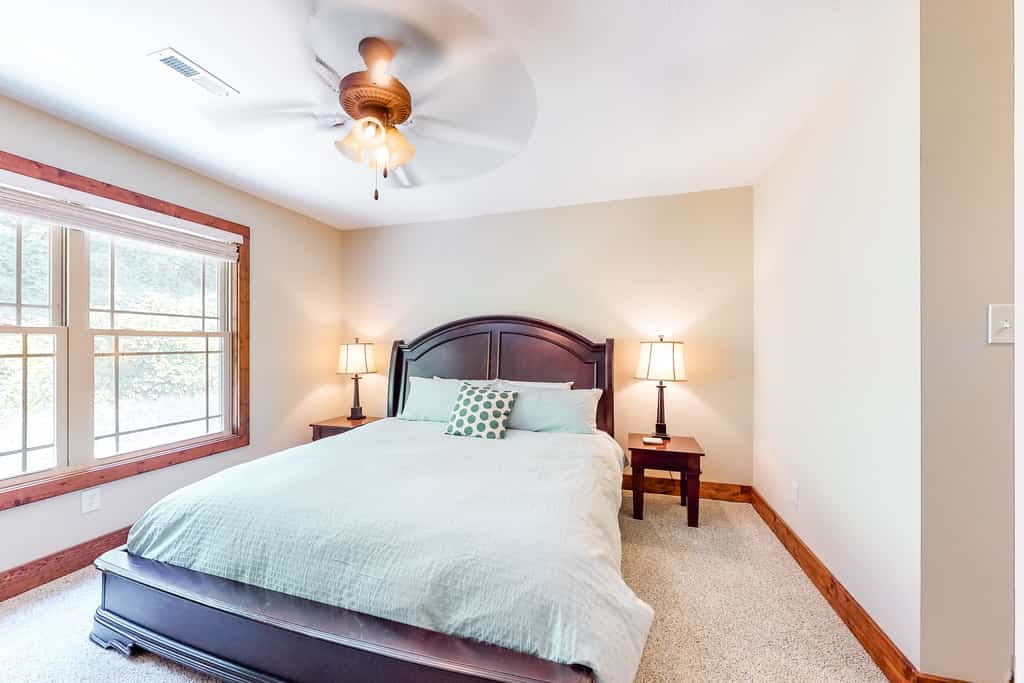 Welcome to our 3-bedroom, 1-bath lakefront retreat on Norris Lake, where easy days flow from the deck to the water.

・Private boat slip and direct lake access for boating and fishing
・Furnished deck with lake views, outdoor dining, and gas grill
・Gas fireplace, Roku TV, and roomy living area for relaxed nights in
・4.2 miles to TVA Loyston Point Trailhead

Settle in, enjoy the water, and make this Norris Lake stay your home base.