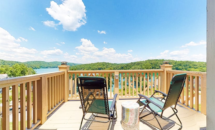 Welcome to our 3-bedroom, 1-bath lakefront retreat on Norris Lake, where easy days flow from the deck to the water.
・Private boat slip and direct lake access for boating and fishing
・Furnished deck with lake views, outdoor dining, and gas grill
・Gas fireplace, Roku TV, and roomy living area for relaxed nights in
・4.2 miles to TVA Loyston Point Trailhead
Settle in, enjoy the water, and make this Norris Lake stay your home base.