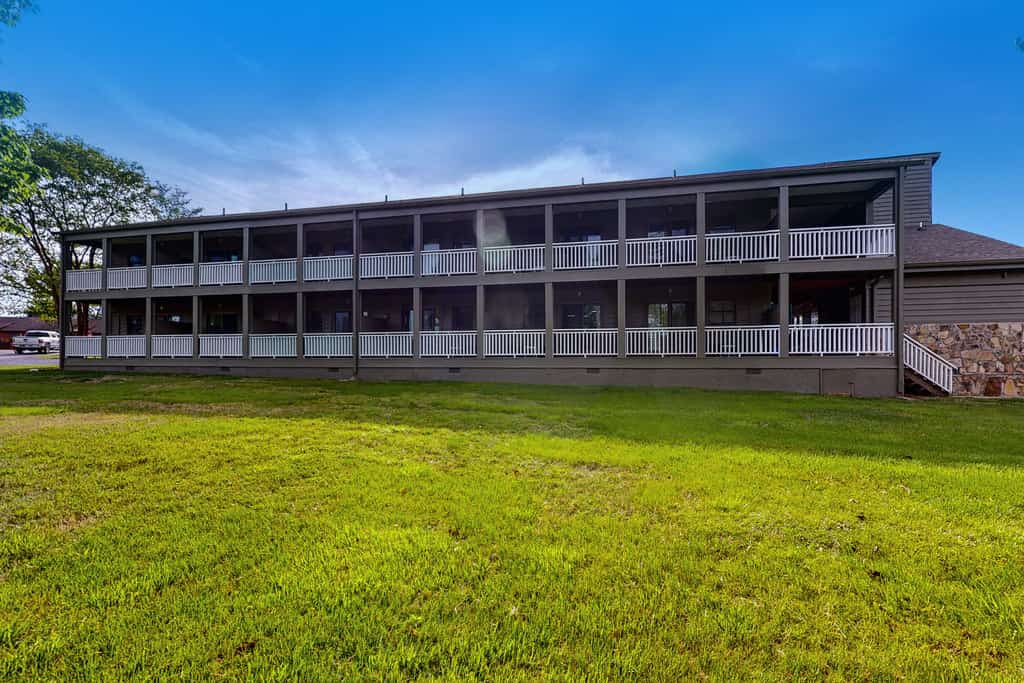 🏞️ 𝗕𝗮𝗻𝗲𝗯𝗲𝗿𝗿𝘆 𝗜𝗻𝗻 𝟮
Dog-friendly Smoky Mountains studio near Douglas Lake with peaceful views, patio, and easy access to hiking, boating, and fishing. Enjoy onsite gym, game room, grill area, and kitchenette. Close to Dollywood, Pigeon Forge, Gatlinburg, and Great Smoky Mountains National Park — perfect for lake getaways, couples, and adventure travelers.