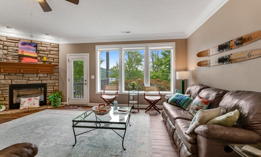 Welcome to our 3-bedroom, 2-bath lakefront condo on Norris Lake in Andersonville. Enjoy a private balcony with grill, dock access, pool and hot tub, plus a bright open layout for easy lake days.
・Private balcony with grill and lake views
・Shared pool, hot tub, and dock access
・Open living area with fireplace and board games
・0.7 mile to Stardust Marina’s lakefront dining and live music
Settle in and make the most of the water, the views, and the easygoing condo comfort.