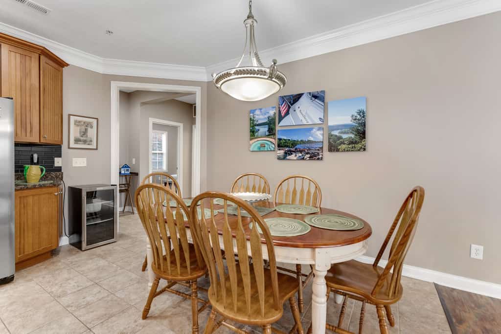 Welcome to our 3-bedroom, 2-bath lakefront condo on Norris Lake in Andersonville. Enjoy a private balcony with grill, dock access, pool and hot tub, plus a bright open layout for easy lake days.

・Private balcony with grill and lake views
・Shared pool, hot tub, and dock access
・Open living area with fireplace and board games
・0.7 mile to Stardust Marina’s lakefront dining and live music

Settle in and make the most of the water, the views, and the easygoing condo comfort.