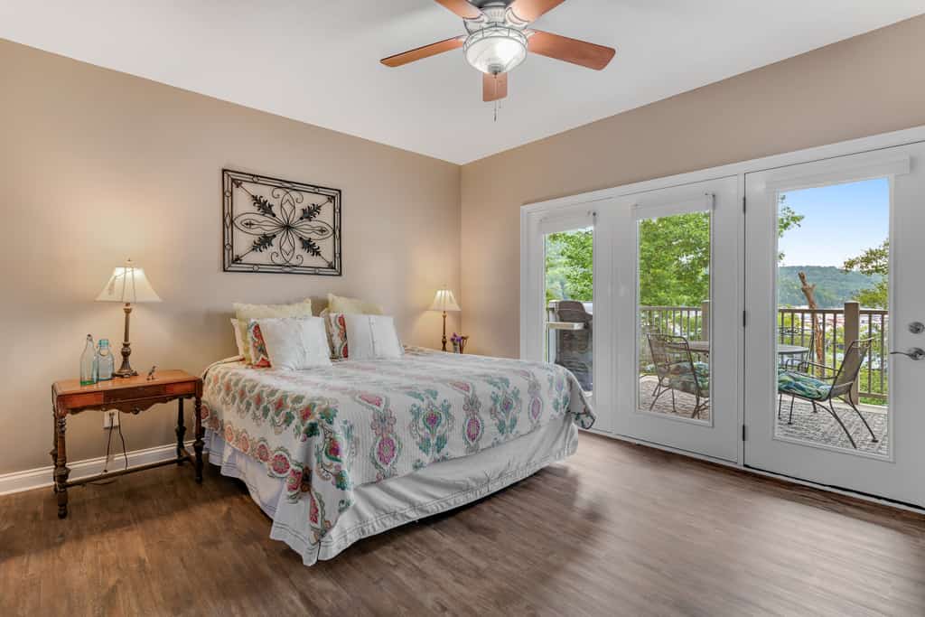 Welcome to our 3-bedroom, 2-bath lakefront condo on Norris Lake in Andersonville. Enjoy a private balcony with grill, dock access, pool and hot tub, plus a bright open layout for easy lake days.

・Private balcony with grill and lake views
・Shared pool, hot tub, and dock access
・Open living area with fireplace and board games
・0.7 mile to Stardust Marina’s lakefront dining and live music

Settle in and make the most of the water, the views, and the easygoing condo comfort.