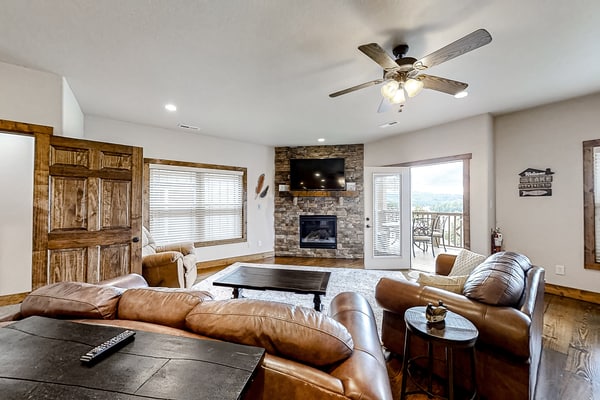 🏞️ 𝗪𝗵𝗶𝘀𝗸𝘆 𝗪𝗮𝘃𝗲𝘀
Lakefront Norris Lake vacation rental in Andersonville, TN! Sleeps 10 with panoramic water views, spacious deck, gas grill, fireplace, full kitchen, and private boat slip access near Stardust Marina. Perfect for boating, fishing, family getaways, and group retreats. Enjoy sunrise views, lake days, and cozy movie nights in this waterfront Tennessee escape.