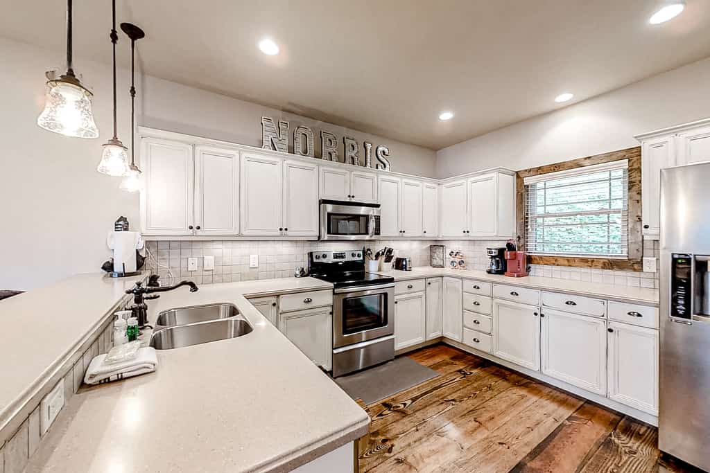 🏞️ 𝗪𝗵𝗶𝘀𝗸𝘆 𝗪𝗮𝘃𝗲𝘀
Lakefront Norris Lake vacation rental in Andersonville, TN! Sleeps 10 with panoramic water views, spacious deck, gas grill, fireplace, full kitchen, and private boat slip access near Stardust Marina. Perfect for boating, fishing, family getaways, and group retreats. Enjoy sunrise views, lake days, and cozy movie nights in this waterfront Tennessee escape.