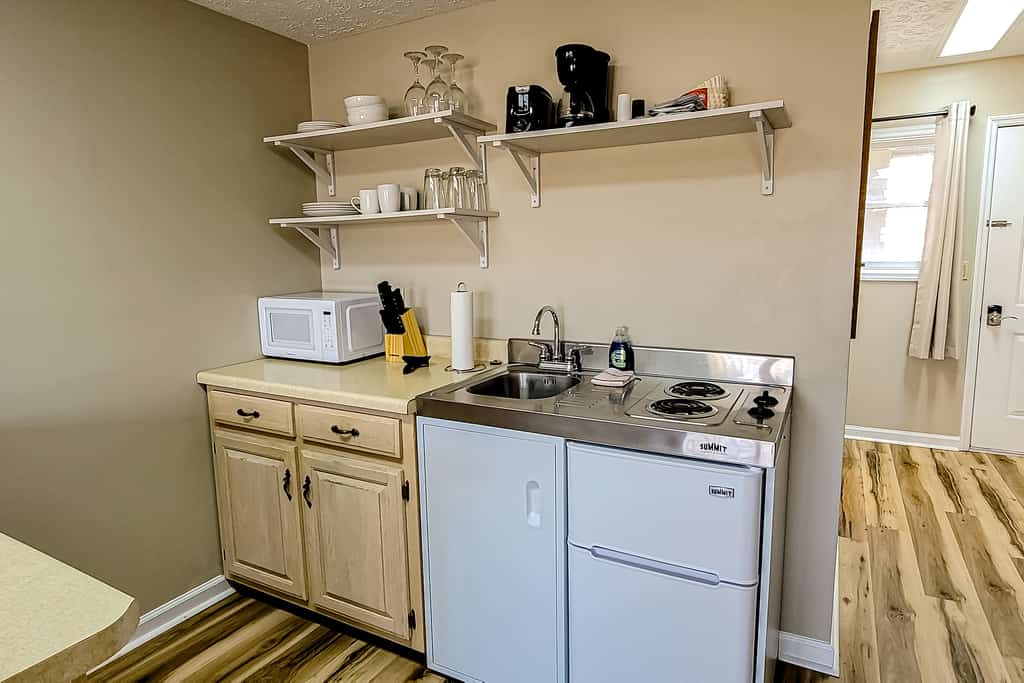 🏞️ 𝗕𝗮𝗻𝗲𝗯𝗲𝗿𝗿𝘆 𝗜𝗻𝗻 𝟭
Relax in this cozy Smoky Mountain studio, and enjoy on-site amenities including a fitness room, game room, grill area, and laundry. Minutes to Douglas Lake for boating, kayaking, and fishing. Close to Dollywood, Pigeon Forge, Sevierville, and Great Smoky Mountains National Park. Your perfect lake + mountain getaway with easy highway access.