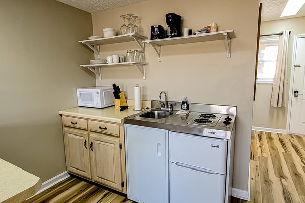 ๐๏ธ ๐๐ฎ๐ป๐ฒ๐ฏ๐ฒ๐ฟ๐ฟ๐ ๐๐ป๐ป ๐ญ
Relax in this cozy Smoky Mountain studio, and enjoy on-site amenities including a fitness room, game room, grill area, and laundry. Minutes to Douglas Lake for boating, kayaking, and fishing. Close to Dollywood, Pigeon Forge, Sevierville, and Great Smoky Mountains National Park. Your perfect lake + mountain getaway with easy highway access.