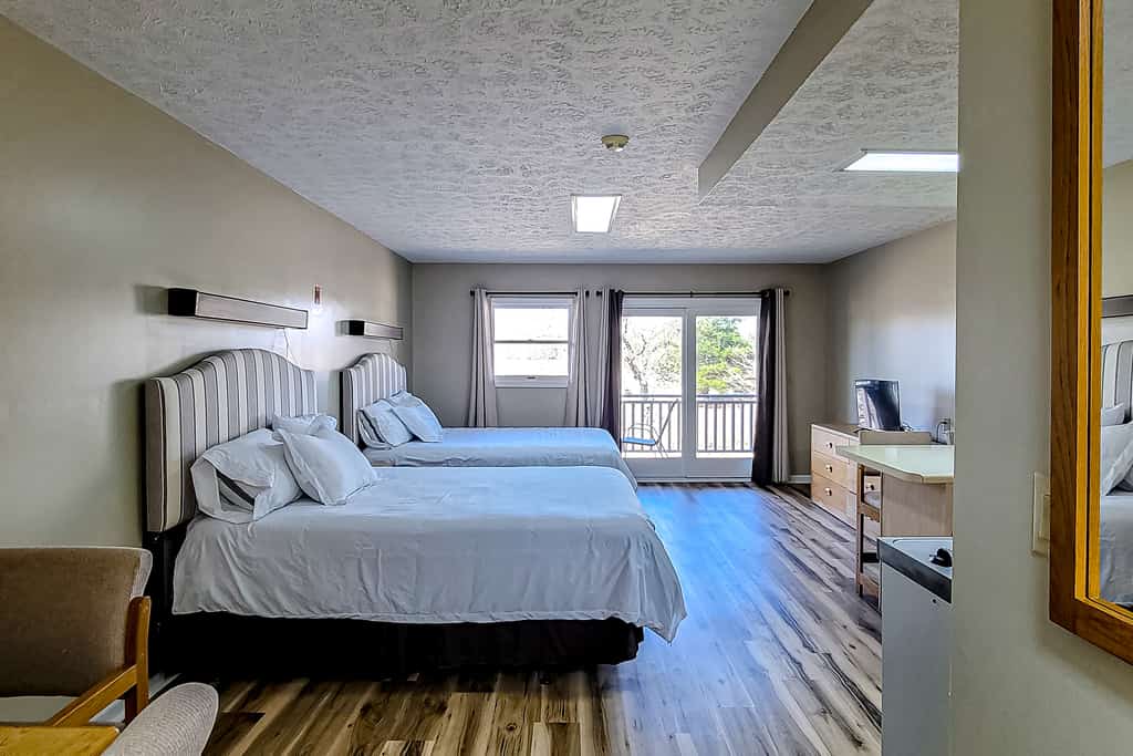 🏞️ 𝗕𝗮𝗻𝗲𝗯𝗲𝗿𝗿𝘆 𝗜𝗻𝗻 𝟭
Relax in this cozy Smoky Mountain studio, and enjoy on-site amenities including a fitness room, game room, grill area, and laundry. Minutes to Douglas Lake for boating, kayaking, and fishing. Close to Dollywood, Pigeon Forge, Sevierville, and Great Smoky Mountains National Park. Your perfect lake + mountain getaway with easy highway access.