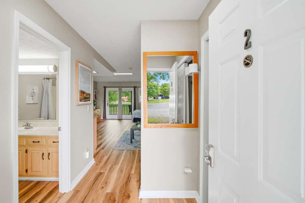 🏞️ 𝗕𝗮𝗻𝗲𝗯𝗲𝗿𝗿𝘆 𝗜𝗻𝗻 𝟵
Relax at this dog-friendly Smoky Mountains studio near Douglas Lake! This cozy 2nd-floor retreat features a private patio, kitchenette, fast WiFi, and Roku TV. Enjoy on-site amenities like a gym, game room, picnic area, and grills. Minutes to boating, fishing, hiking, golf, and top attractions like Dollywood, Pigeon Forge, and Great Smoky Mountains National Park. Perfect for lakeside getaways and mountain adventures.