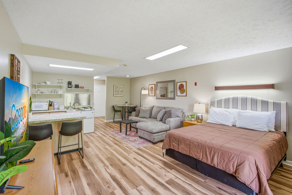 Relaxing Studio, Sleeps 2, Near Golf & Douglas Lake