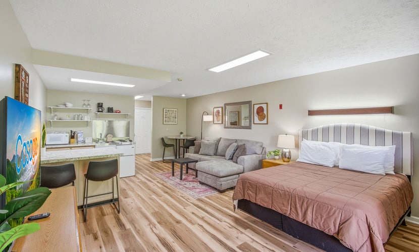 ๐๏ธ ๐๐ฎ๐ป๐ฒ๐ฏ๐ฒ๐ฟ๐ฟ๐ ๐๐ป๐ป ๐ต
Relax at this dog-friendly Smoky Mountains studio near Douglas Lake! This cozy 2nd-floor retreat features a private patio, kitchenette, fast WiFi, and Roku TV. Enjoy on-site amenities like a gym, game room, picnic area, and grills. Minutes to boating, fishing, hiking, golf, and top attractions like Dollywood, Pigeon Forge, and Great Smoky Mountains National Park. Perfect for lakeside getaways and mountain adventures.