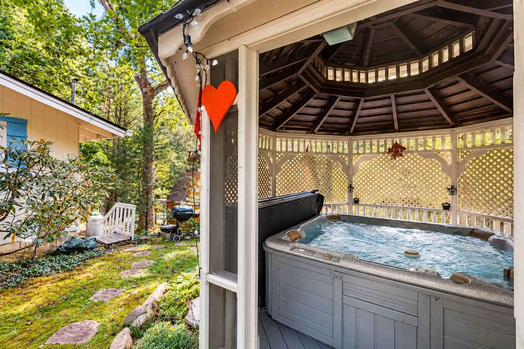 Welcome to A Precious Place, a cozy 2 bedroom, 2 bathroom Gatlinburg cabin that sleeps up to 6, tucked into a quiet residential neighborhood at the base of the Smoky Mountains. Just outside Downtown Gatlinburg, you'll be close to the area's top attractions while enjoying a quieter place to come home to away from the busiest downtown traffic.