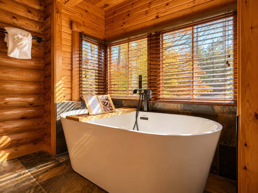 Luxe Cabin, Sleep 6, Hot Tub, Fireplace, Views