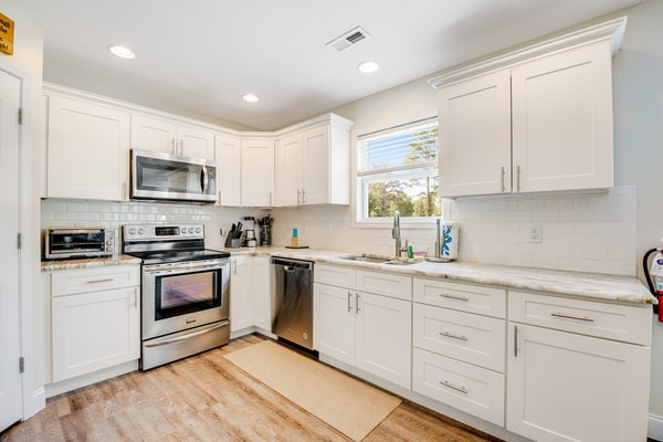 ๐๏ธ ๐ก๐ผ๐ฟ๐ฟ๐ถ๐ ๐๐ฎ๐ธ๐ฒ ๐๐๐ฐ๐ฎ๐ฝ๐ฒ
Escape to this lakefront home on Norris Lake, perfect for families and groups up to 12. Enjoy stunning water views, a private dock, hot tub, firepit, BBQ grill, and spacious deck. This 4-bedroom retreat features a modern kitchen, open living areas, and direct lake access for boating, fishing, and water sports. Located near Beach Island Marina, itโs the perfect waterfront getaway for relaxation and adventure.