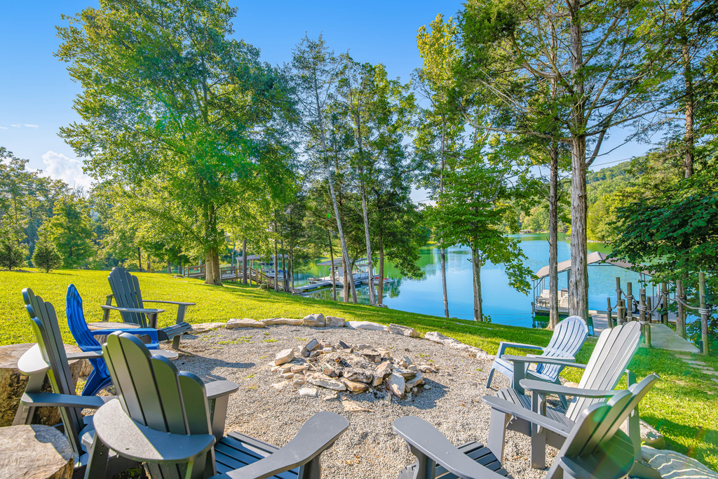 Spacious Norris Lakefront Retreat・Firepit・Hot Tub