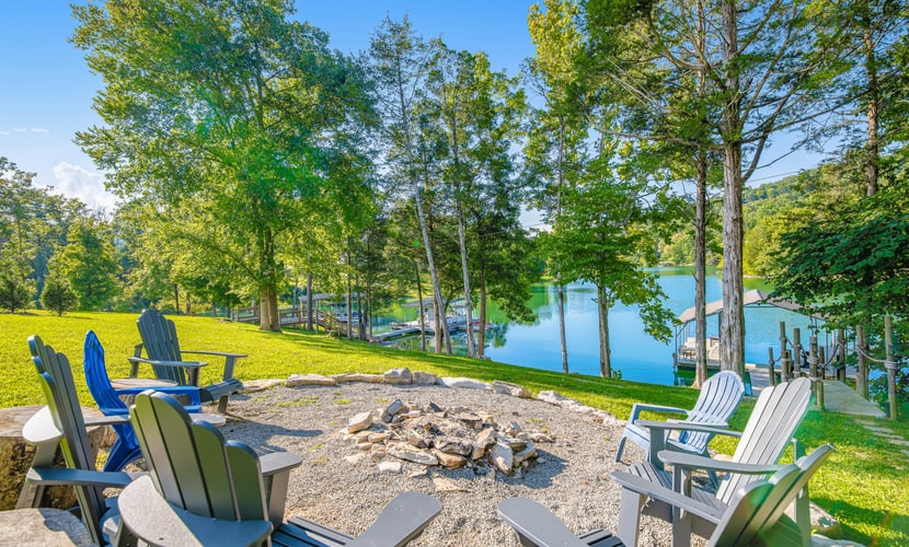 ๐๏ธ ๐ก๐ผ๐ฟ๐ฟ๐ถ๐ ๐๐ฎ๐ธ๐ฒ ๐๐๐ฐ๐ฎ๐ฝ๐ฒ
Escape to this lakefront home on Norris Lake, perfect for families and groups up to 12. Enjoy stunning water views, a private dock, hot tub, firepit, BBQ grill, and spacious deck. This 4-bedroom retreat features a modern kitchen, open living areas, and direct lake access for boating, fishing, and water sports. Located near Beach Island Marina, itโs the perfect waterfront getaway for relaxation and adventure.
