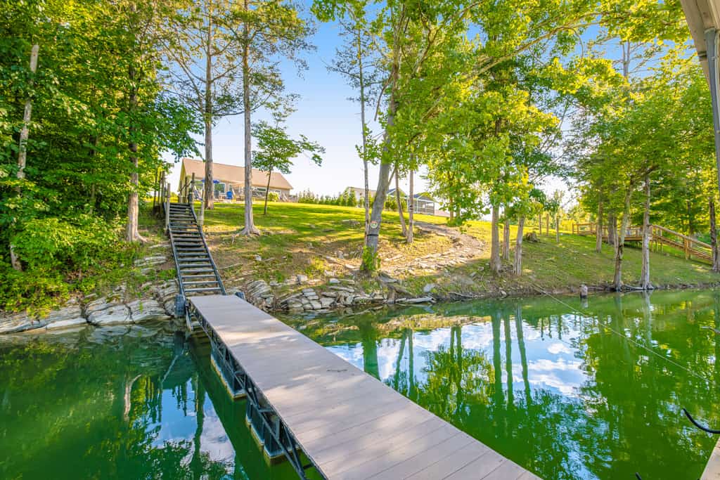 🏞️ 𝗡𝗼𝗿𝗿𝗶𝘀 𝗟𝗮𝗸𝗲 𝗘𝘀𝗰𝗮𝗽𝗲
Escape to this lakefront home on Norris Lake, perfect for families and groups up to 12. Enjoy stunning water views, a private dock, hot tub, firepit, BBQ grill, and spacious deck. This 4-bedroom retreat features a modern kitchen, open living areas, and direct lake access for boating, fishing, and water sports. Located near Beach Island Marina, it’s the perfect waterfront getaway for relaxation and adventure.