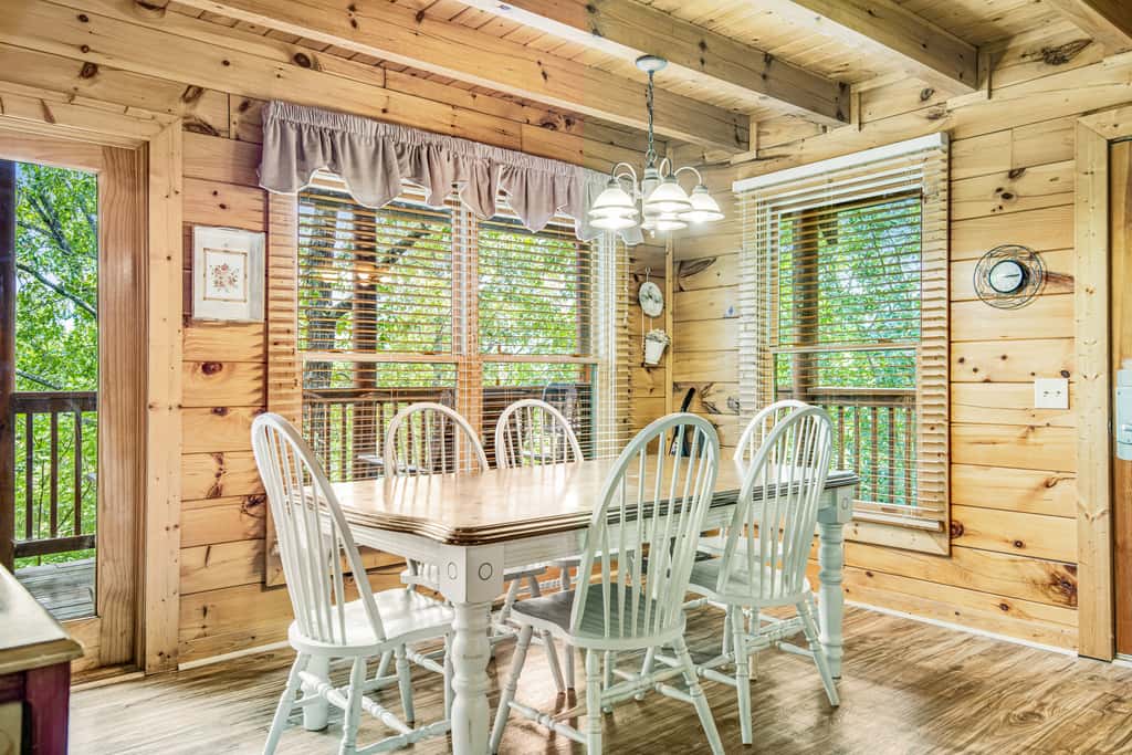 Cozy Log Cabin・Hot Tub・Resort Pool・Balcony・Gated