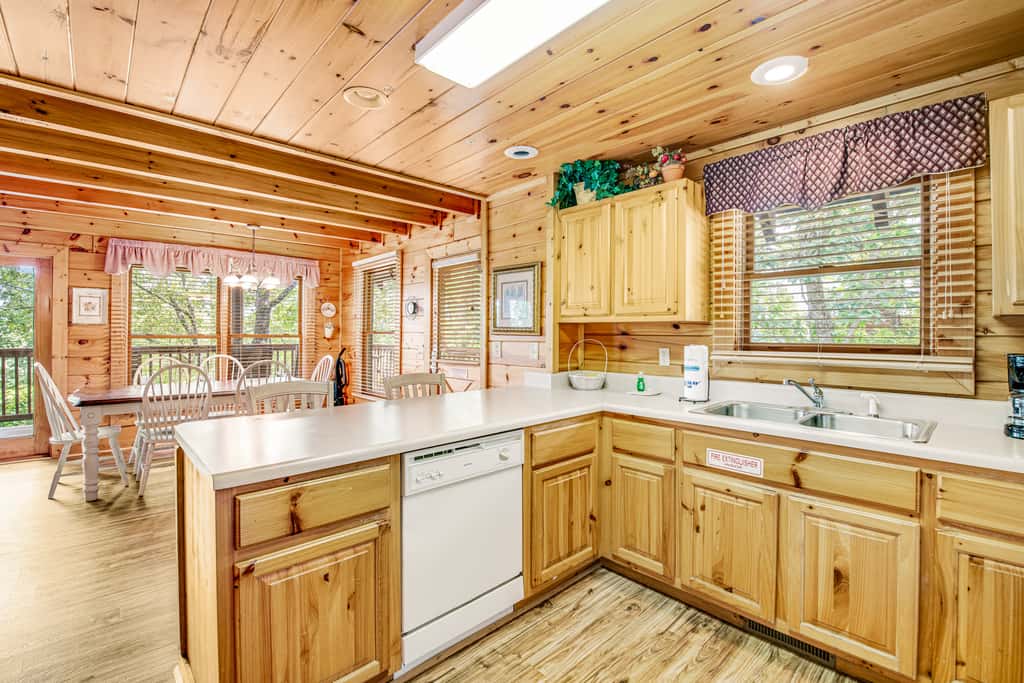Cozy Log Cabin・Hot Tub・Resort Pool・Balcony・Gated