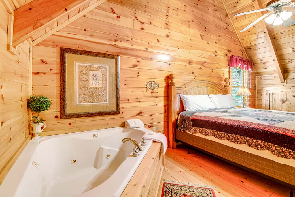 Cozy Log Cabin・Hot Tub・Resort Pool・Balcony・Gated