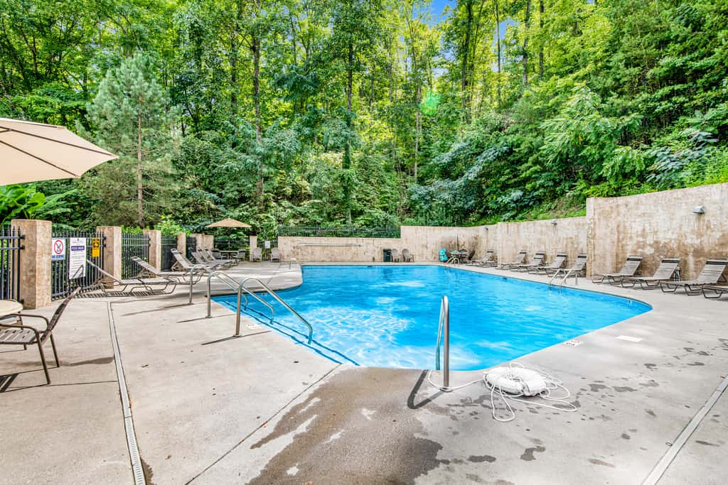 Cozy Log Cabin・Hot Tub・Resort Pool・Balcony・Gated