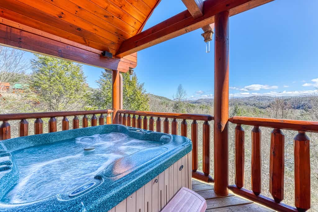 Welcome to our 1 bedroom, 2 bathroom log cabin at Starr Crest Resort, where mountain views, covered decks, and a private hot tub set the tone.

・Private hot tub on the deck with mountain views
・Two covered decks with rocking chairs and a porch swing
・Stone fireplace, flatscreen TV, and comfortable living area
・4.3 miles away from The Island in Pigeon Forge
・4.7 miles away from Dollywood, are all within an easy drive

Relax, unwind, and make this mountain escape your own.
