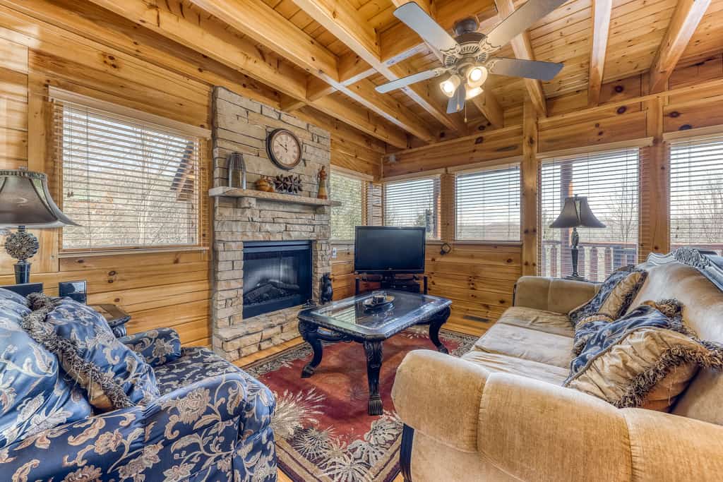 Welcome to our 1 bedroom, 2 bathroom log cabin at Starr Crest Resort, where mountain views, covered decks, and a private hot tub set the tone.

・Private hot tub on the deck with mountain views
・Two covered decks with rocking chairs and a porch swing
・Stone fireplace, flatscreen TV, and comfortable living area
・4.3 miles away from The Island in Pigeon Forge
・4.7 miles away from Dollywood, are all within an easy drive

Relax, unwind, and make this mountain escape your own.