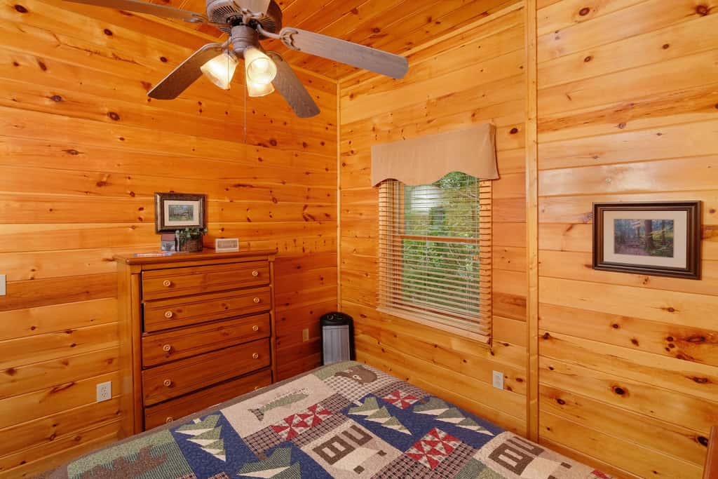 Lovely Cabin, Sleep 12, Mtn Views, Hot Tub, Fireplace