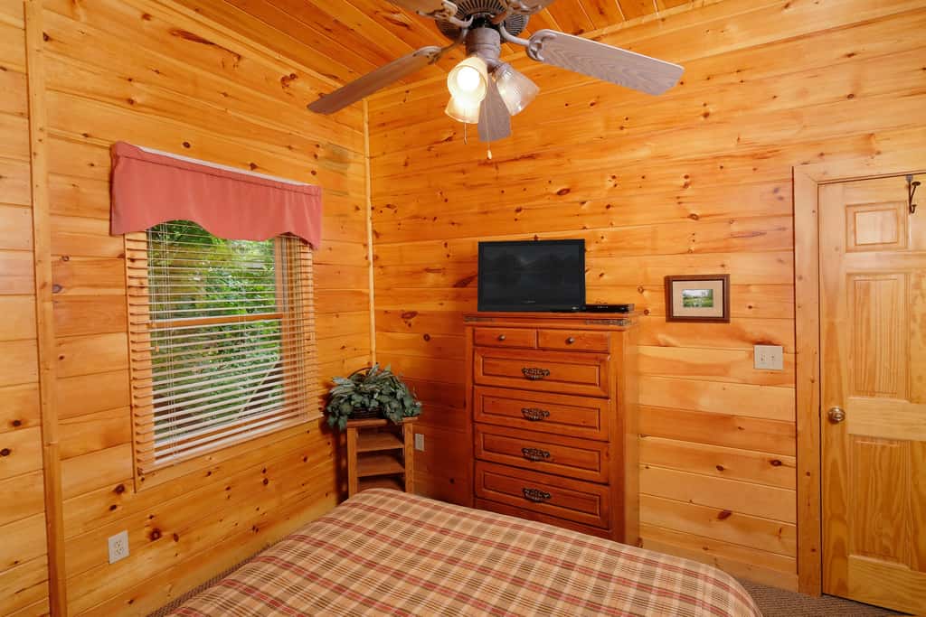Lovely Cabin, Sleep 12, Mtn Views, Hot Tub, Fireplace