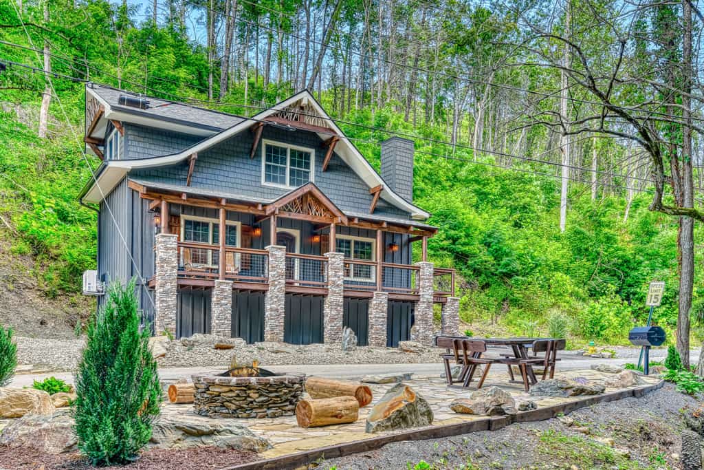 Downtown Gatlinburg Creekside Chalet, Hot Tub