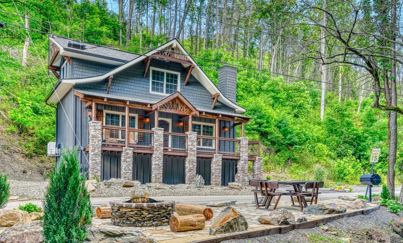 A creekside 2-bedroom, 2-bath chalet in downtown Gatlinburg, minutes from the Parkway and Great Smoky Mountains National Park. Enjoy a private hot tub, creekside firepit, gas fireplace, foosball loft, Smart TVs, covered porch and balcony. Plus easy access to Gatlinburg’s top attractions, shops, dining and outdoor adventures.