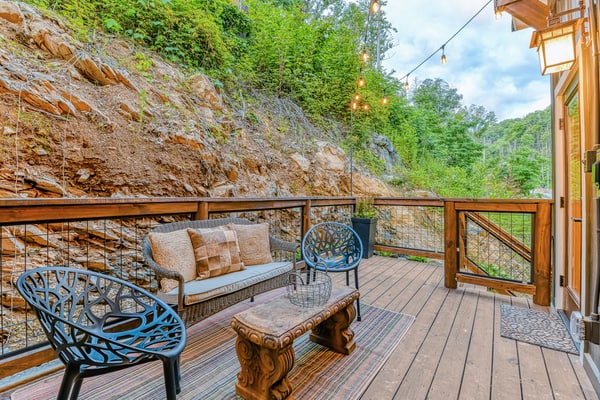 A creekside 2-bedroom, 2-bath chalet in downtown Gatlinburg, minutes from the Parkway and Great Smoky Mountains National Park. Enjoy a private hot tub, creekside firepit, gas fireplace, foosball loft, Smart TVs, covered porch and balcony. Plus easy access to Gatlinburg’s top attractions, shops, dining and outdoor adventures.