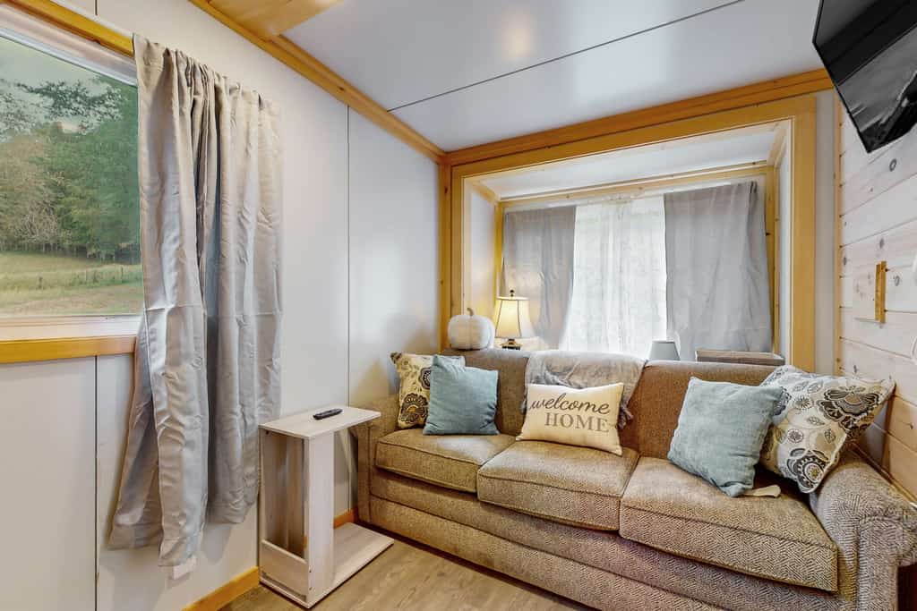 Welcome to this 1 bathroom studio, a private tiny-home retreat in Maynardville with forest-and-mountain views and a relaxed, couples-friendly layout.

・Private porch and wraparound deck for outdoor lounging and grilling
・Sofa bed, TV, and streaming for easy downtime inside
・Full kitchenette with dining nook, coffee maker, and cooking basics
・Norris Lake and the Tennessee outdoors are a short drive away

Settle in, enjoy the deck, and make the most of a peaceful Tennessee escape.
