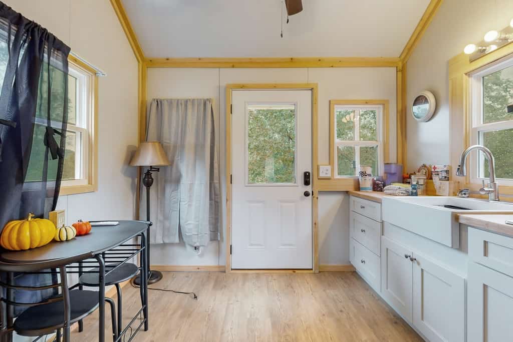 Welcome to this 1 bathroom studio, a private tiny-home retreat in Maynardville with forest-and-mountain views and a relaxed, couples-friendly layout.

・Private porch and wraparound deck for outdoor lounging and grilling
・Sofa bed, TV, and streaming for easy downtime inside
・Full kitchenette with dining nook, coffee maker, and cooking basics
・Norris Lake and the Tennessee outdoors are a short drive away

Settle in, enjoy the deck, and make the most of a peaceful Tennessee escape.