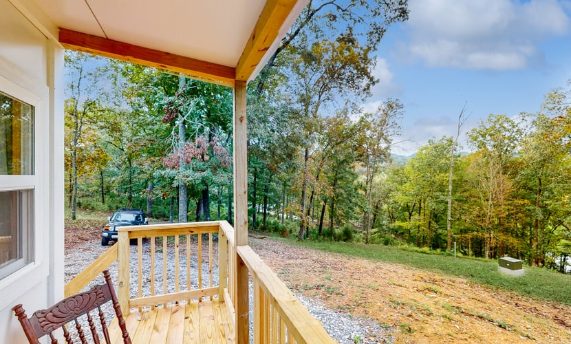 Welcome to this 1 bathroom studio, a private tiny-home retreat in Maynardville with forest-and-mountain views and a relaxed, couples-friendly layout.
・Private porch and wraparound deck for outdoor lounging and grilling
・Sofa bed, TV, and streaming for easy downtime inside
・Full kitchenette with dining nook, coffee maker, and cooking basics
・Norris Lake and the Tennessee outdoors are a short drive away
Settle in, enjoy the deck, and make the most of a peaceful Tennessee escape.