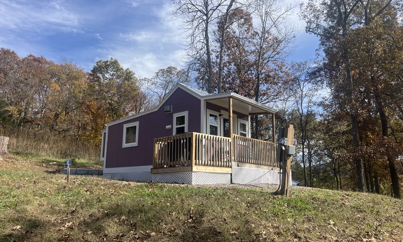 Stay in a private studio in Maynardville, TN, near Norris Lake. This cozy tiny-home retreat sleeps 2 and features a private porch, wraparound deck, gas grill, well-equipped kitchenette, WiFi, and a huge yard for your dog. Enjoy a quiet home base for exploring Norris Lake, nearby marinas, hiking trails, parks, and East Tennessee.