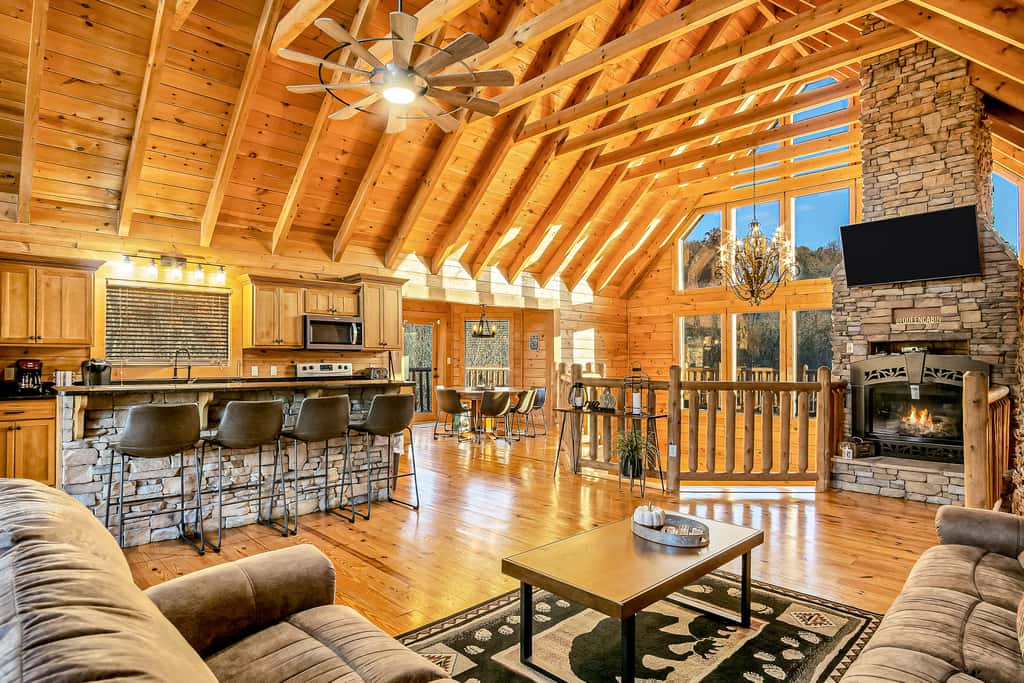5 Mi to DT Gatlinburg・360 Deck・Games・Pool Access