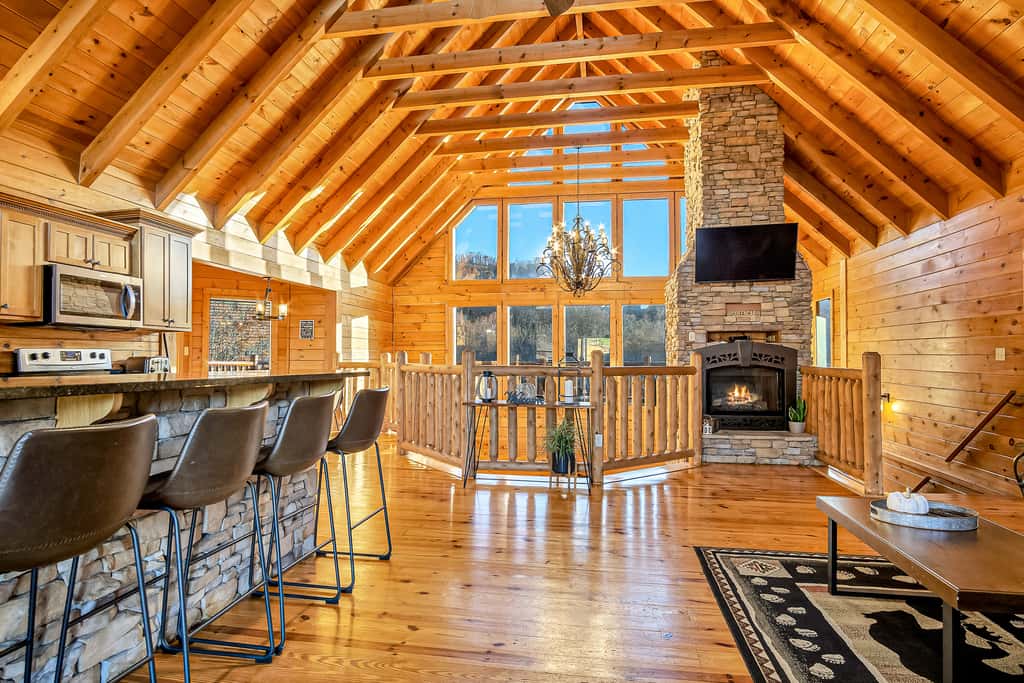 5 Mi to DT Gatlinburg・360 Deck・Games・Pool Access
