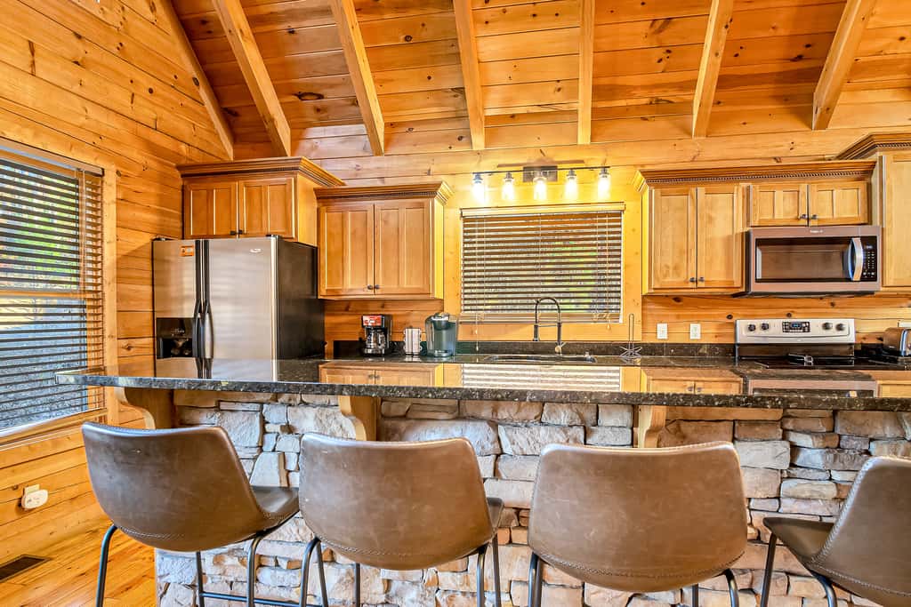 5 Mi to DT Gatlinburg・360 Deck・Games・Pool Access