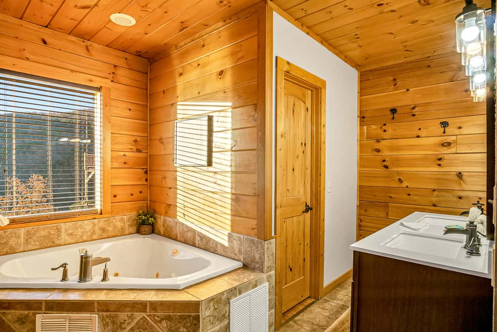 5 Mi to DT Gatlinburg・360 Deck・Games・Pool Access