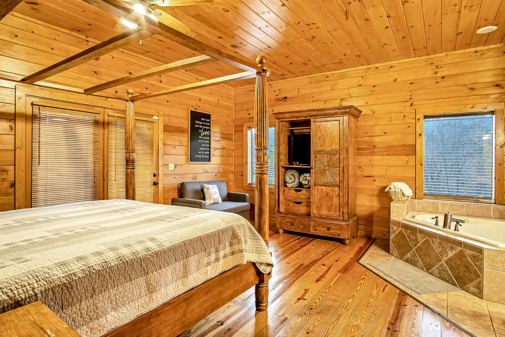 5 Mi to DT Gatlinburg・360 Deck・Games・Pool Access