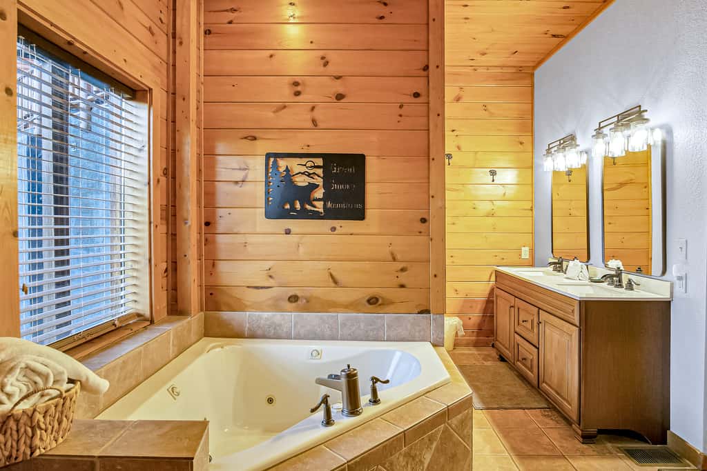 5 Mi to DT Gatlinburg・360 Deck・Games・Pool Access