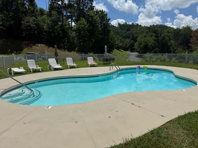 5 Mi to DT Gatlinburg・360 Deck・Games・Pool Access