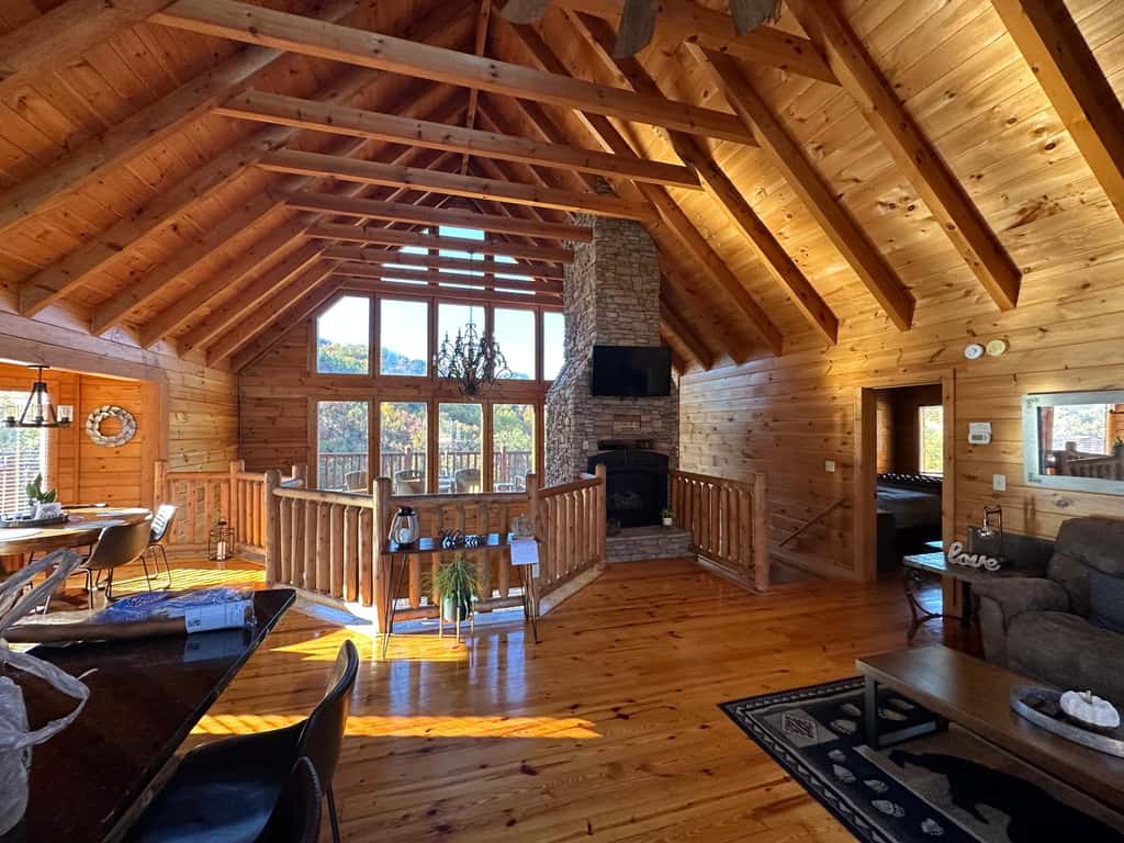 5 Mi to DT Gatlinburg・360 Deck・Games・Pool Access