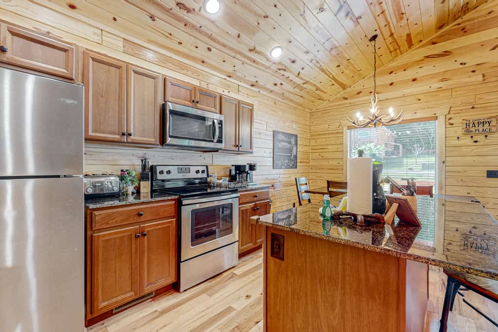 Welcome to our 2 bedroom, 2 bathroom Smoky Mountain cabin, where vaulted ceilings and an open layout make gathering easy.

・Private hot tub on the screened porch
・Smart TVs in every bedroom plus a large living-room TV
・Arcade game system, board games, and a wood-burning fireplace
・0.3 miles to Cobbly Nob Plaza
・1.3 miles to Old Settlers Trail
・2.6 miles to Historic Pittman Center
・12.1 miles DT Gatlinburg

Settle in, soak, and enjoy a cabin stay made for family time and easy mountain escapes.