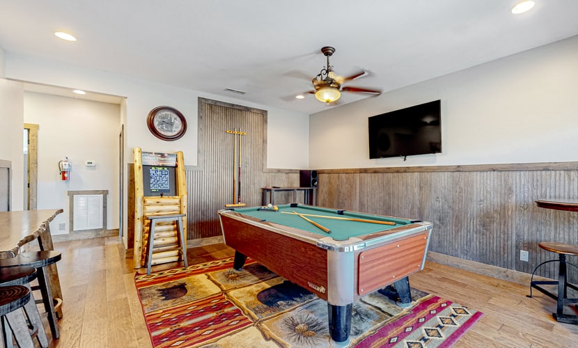 ๐๏ธ ๐ง๐ต๐ฒ ๐๐ถ๐น๐น๐๐ผ๐ฝ ๐๐ต๐ฎ๐น๐ฒ๐
Escape to this spacious 5-bedroom, 3-story Gatlinburg cabin with mountain views, a private hot tub, game room, and space for up to 12 guests. Enjoy the wraparound porch, cozy fireplace, outdoor grill, fire pit, and access to seasonal community pools and tennis courts. Located in Chalet Village, you're just a short drive from downtown Gatlinburg, Great Smoky Mountains National Park, and area attractionsโperfect for family vacations and group getaways.