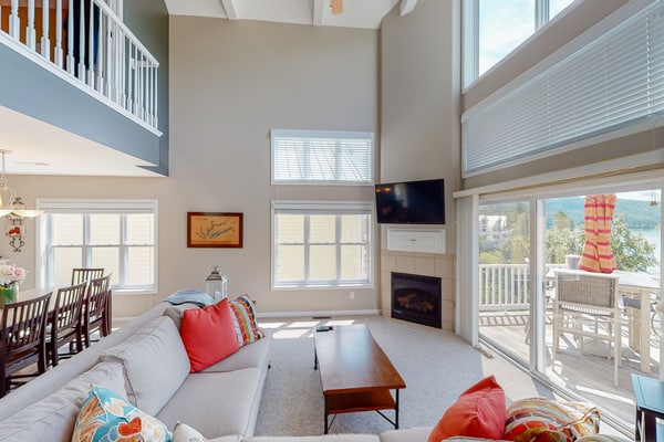🏞️ 𝗟𝗮𝗸𝗲 𝗖𝗮𝘀𝗮
Family-friendly lake view retreat in LaFollette, TN near Norris Lake & Powell River. This spacious 3-level vacation home sleeps 12 and features 4 bedrooms, full kitchen, wet bar, outdoor dining, and stunning lake views. Enjoy a shared pool, baby pool, community dock with boat slip, and easy access to boating, fishing, hiking, and top Tennessee attractions.