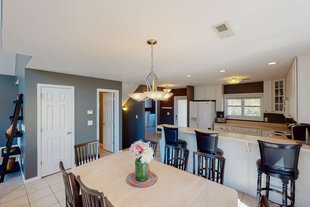🏞️ 𝗟𝗮𝗸𝗲 𝗖𝗮𝘀𝗮
Family-friendly lake view retreat in LaFollette, TN near Norris Lake & Powell River. This spacious 3-level vacation home sleeps 12 and features 4 bedrooms, full kitchen, wet bar, outdoor dining, and stunning lake views. Enjoy a shared pool, baby pool, community dock with boat slip, and easy access to boating, fishing, hiking, and top Tennessee attractions.