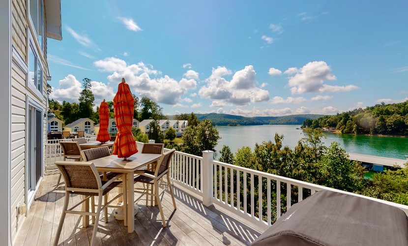 🏞️ 𝗟𝗮𝗸𝗲 𝗖𝗮𝘀𝗮
Family-friendly lake view retreat in LaFollette, TN near Norris Lake & Powell River. This spacious 3-level vacation home sleeps 12 and features 4 bedrooms, full kitchen, wet bar, outdoor dining, and stunning lake views. Enjoy a shared pool, baby pool, community dock with boat slip, and easy access to boating, fishing, hiking, and top Tennessee attractions.