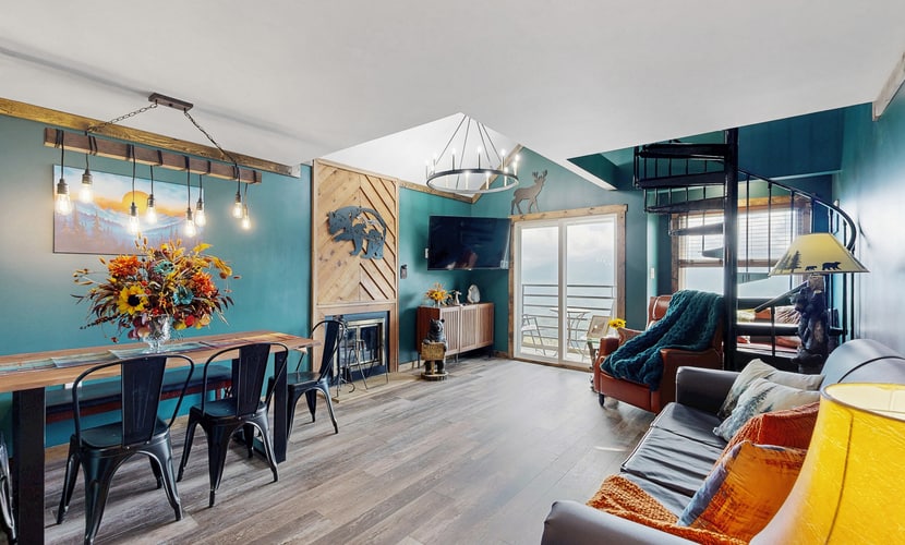 🏞️ 𝗕𝗲𝗮𝗿𝘀 𝗗𝗲𝗻 𝗶𝗻 𝘁𝗵𝗲 𝗦𝗸𝘆
Escape to this newly remodeled Gatlinburg condo on Ski Mountain with breathtaking Smoky Mountain views from every room. Near Ober Mountain, downtown Gatlinburg, Great Smoky Mountains National Park, and Pigeon Forge attractions. Enjoy indoor/outdoor pools, hot tubs, fireplace, private balcony, full kitchen, WiFi, Smart TVs, and family-friendly amenities. Sleeps 8 with cozy luxury bedding and unforgettable mountain sunsets.