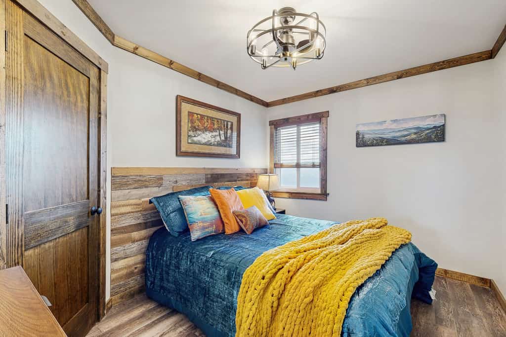 🏞️ 𝗕𝗲𝗮𝗿𝘀 𝗗𝗲𝗻 𝗶𝗻 𝘁𝗵𝗲 𝗦𝗸𝘆
Escape to this newly remodeled Gatlinburg condo on Ski Mountain with breathtaking Smoky Mountain views from every room. Near Ober Mountain, downtown Gatlinburg, Great Smoky Mountains National Park, and Pigeon Forge attractions. Enjoy indoor/outdoor pools, hot tubs, fireplace, private balcony, full kitchen, WiFi, Smart TVs, and family-friendly amenities. Sleeps 8 with cozy luxury bedding and unforgettable mountain sunsets.